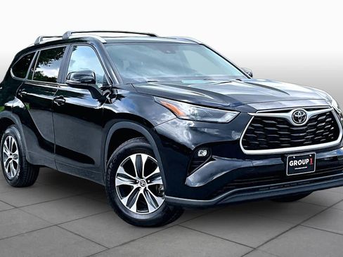 Used 2023 Toyota Highlander XLE AWD/4WD image 3