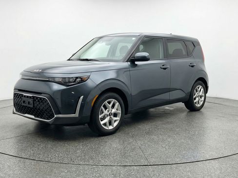 Used 2025 Kia Soul LX w/ LX Technology Package image 3