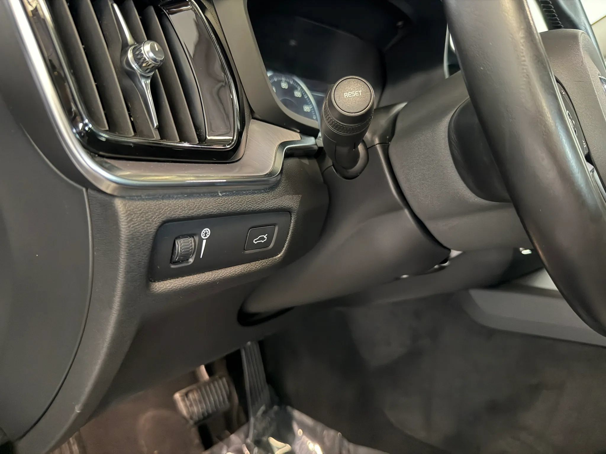 Used 2019 Volvo S60 T5 Momentum w/ Premium Package FWD image 11