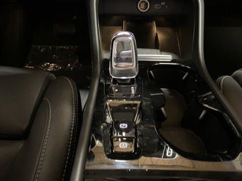 Used 2025 Volvo XC40 B5 Plus image 58