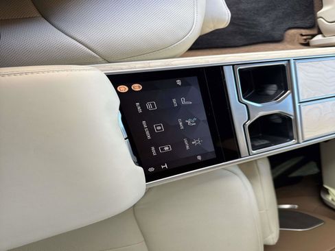 Used 2024 Land Rover Range Rover SV image 18