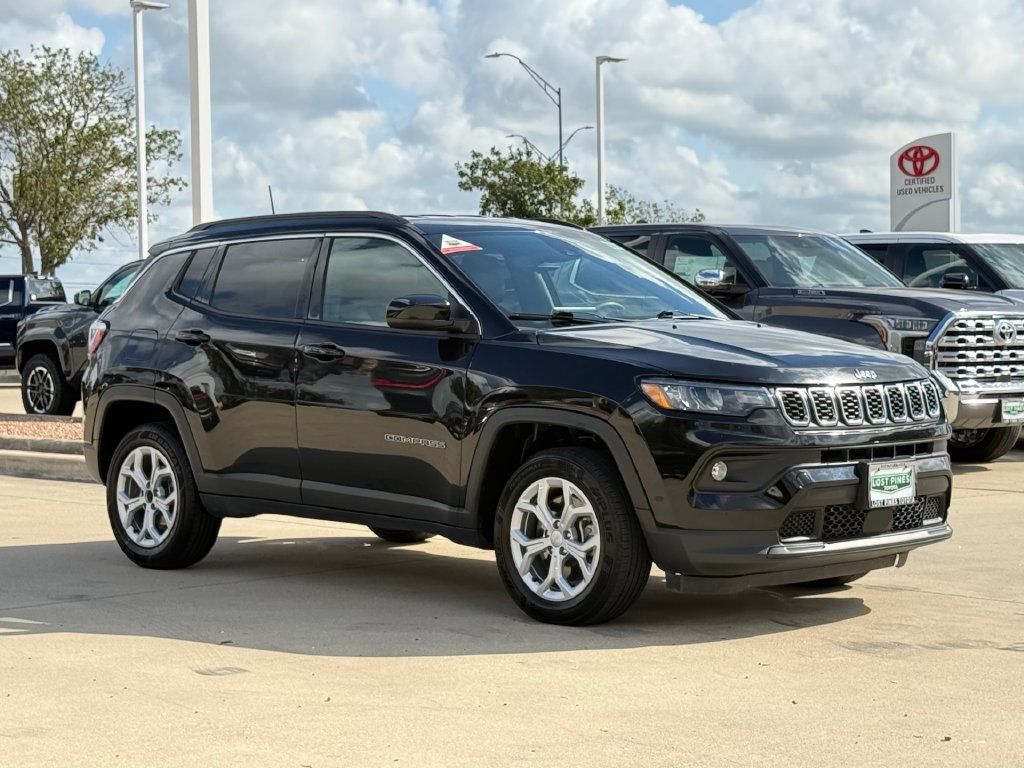 Used 2024 Jeep Compass Latitude AWD/4WD image 6