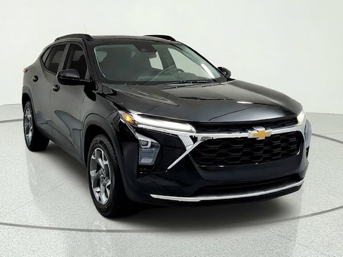 Used 2024 Chevrolet Trax LT w/ Sunroof Package FWD image 7