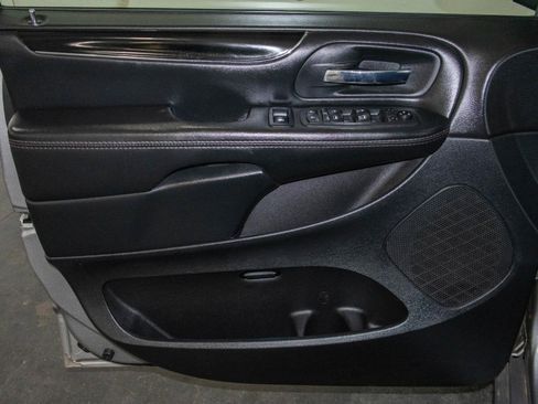 Used 2020 Dodge Grand Caravan SE image 10