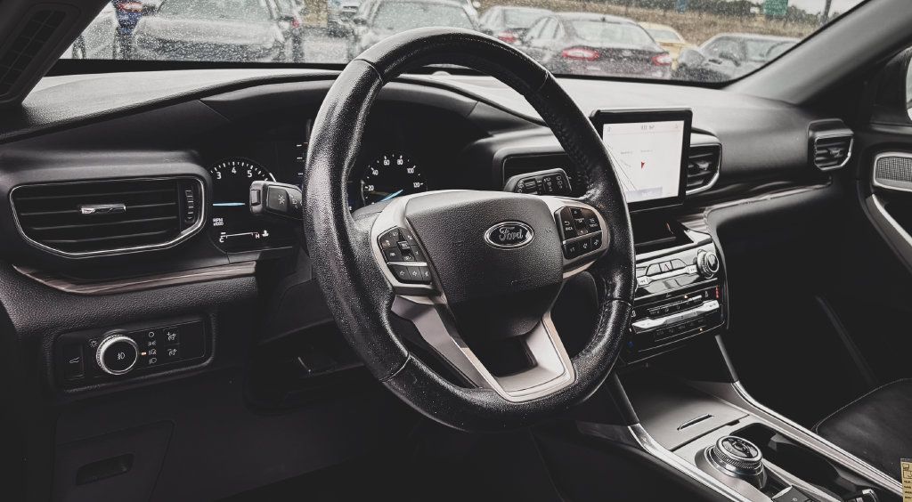 Used 2021 Ford Explorer Limited AWD/4WD image 2
