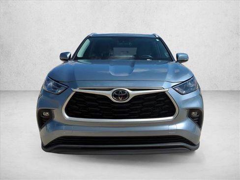 Used 2024 Toyota Highlander XLE FWD image 2