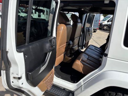Used 2016 Jeep Wrangler Unlimited Sahara w/ Connectivity Group AWD/4WD image 18