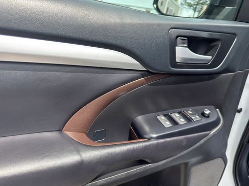 Used 2019 Toyota Highlander XLE AWD/4WD image 25