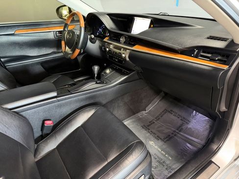 Used 2014 Lexus ES 300h w/ Luxury Package w/Bamboo Trim FWD image 20