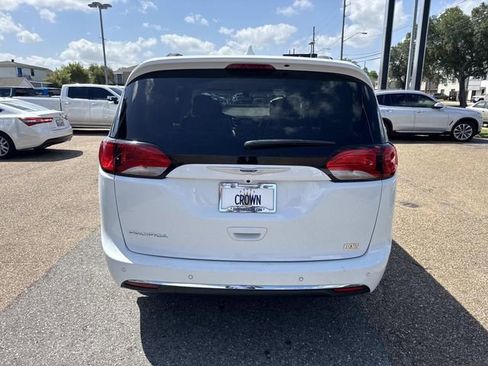 Used 2020 Chrysler Pacifica Touring-L Plus FWD image 8