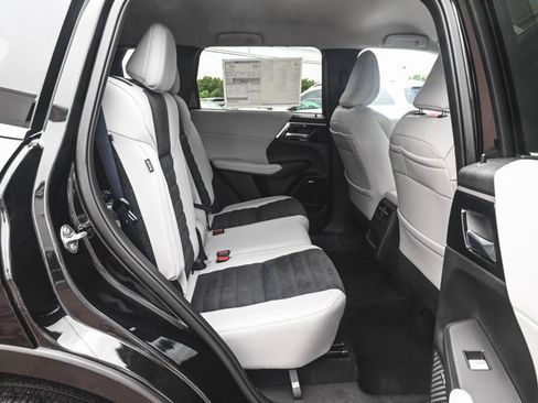 New 2025 Mitsubishi Outlander SE image 29