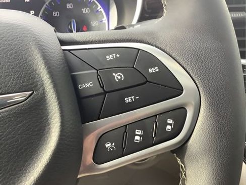 Certified 2024 Chrysler Pacifica Limited image 28