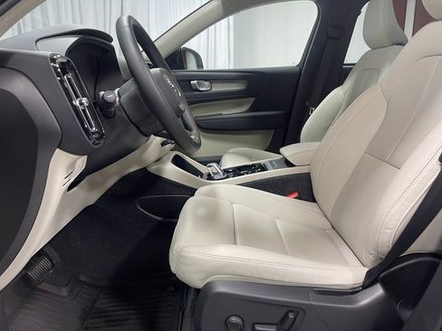 Used 2025 Volvo XC40 B5 Plus w/ Protection Package Premier image 20
