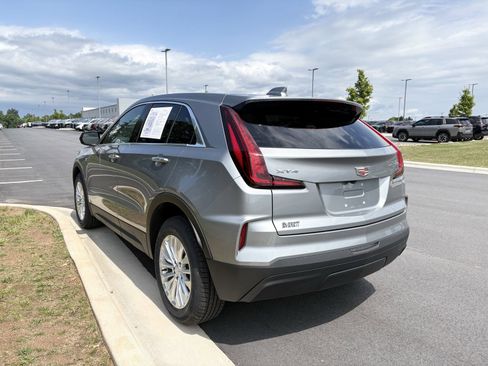 Used 2024 Cadillac XT4 Luxury w/ Cold Weather Package FWD image 6