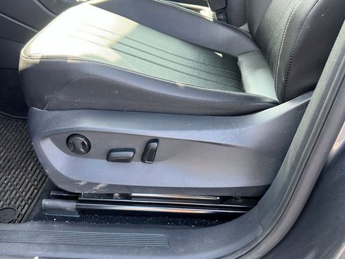 Used 2022 Volkswagen Tiguan SE image 25