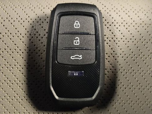 Used 2019 Hyundai Elantra Limited FWD image 32