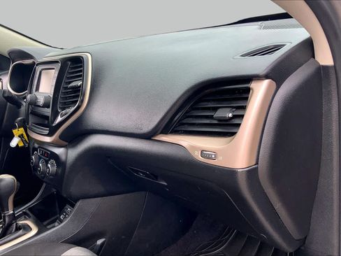 Used 2016 Jeep Cherokee Sport FWD image 19