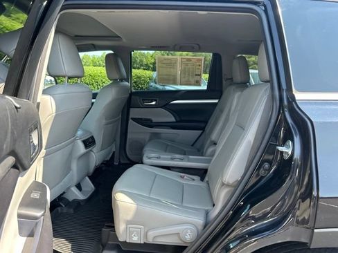 Used 2017 Toyota Highlander SE AWD/4WD image 17
