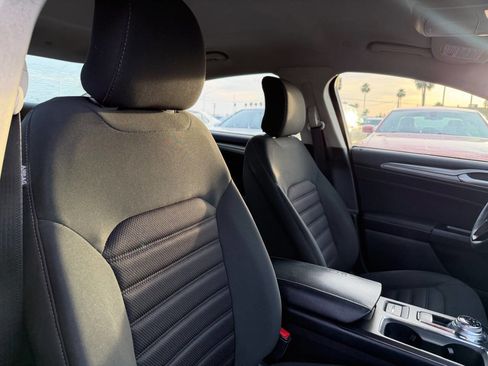 Used 2017 Ford Fusion SE FWD image 25