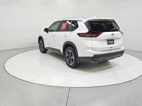 Used 2025 Nissan Rogue SV w/ SV Premium Package FWD image 5