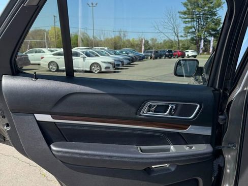 Used 2017 Ford Explorer Limited image 16