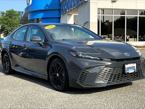 Used 2025 Toyota Camry SE FWD image 11