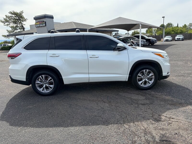 Used 2016 Toyota Highlander Plus FWD image 3