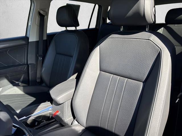 Used 2024 Volkswagen Tiguan SE w/ Panoramic Sunroof Package FWD image 15
