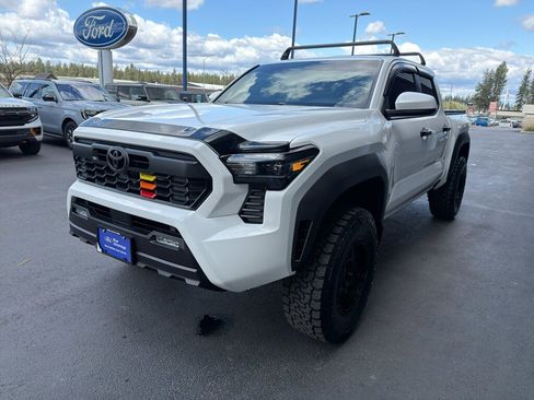 Used 2025 Toyota Tacoma TRD Off-Road image 3