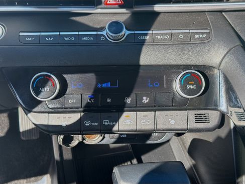 Used 2025 Hyundai Elantra SEL image 15