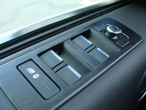 Used 2020 Land Rover Discovery Landmark image 33