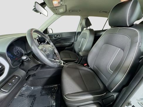 Used 2022 Hyundai Venue Limited image 17