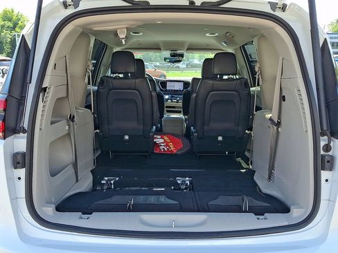 Used 2023 Chrysler Pacifica Touring-L FWD image 30