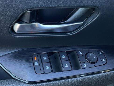 Used 2025 Nissan Kicks SV image 12