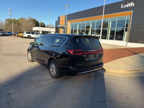 Used 2024 Chrysler Pacifica Touring-L image 3