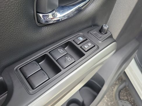 Used 2024 Nissan Titan SV w/ SV Convenience Package image 17