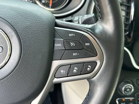 Used 2019 Jeep Cherokee Limited w/ Luxury Group AWD/4WD image 8