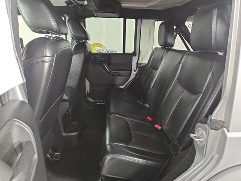 Used 2015 Jeep Wrangler Unlimited Sahara AWD/4WD image 13