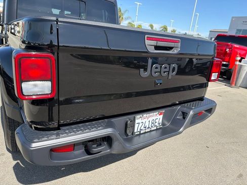 Used 2024 Jeep Gladiator Sport AWD/4WD image 14