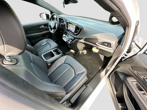 New 2026 Chrysler Voyager LX image 35