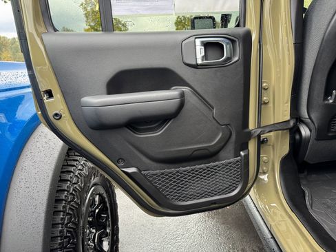 Used 2025 Jeep Wrangler Rubicon w/ Technology Group image 37