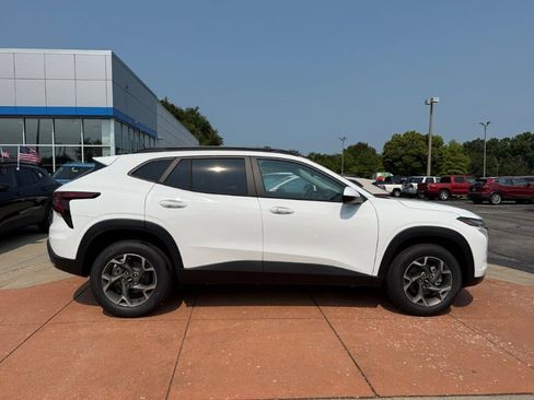 New 2026 Chevrolet Trax LT w/ LT Convenience Package FWD image 6