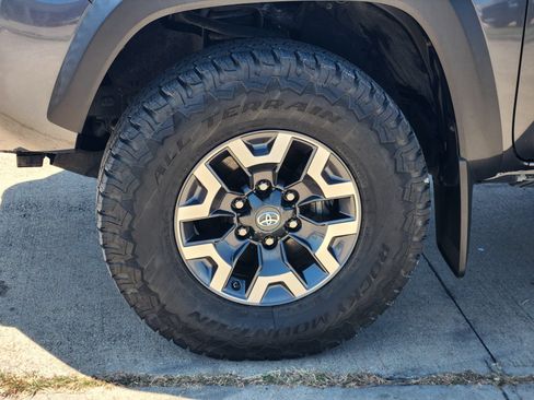 Used 2020 Toyota Tacoma TRD Off-Road w/ Technology Package AWD/4WD image 11
