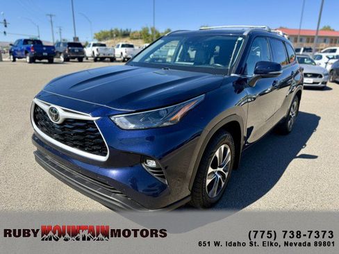 Used 2022 Toyota Highlander XLE image 3