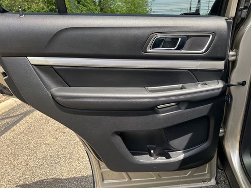 Used 2017 Ford Explorer XLT w/ Equipment Group 202A AWD/4WD image 31