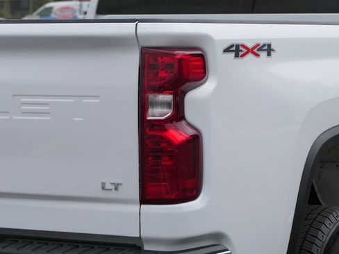 Used 2025 Chevrolet Silverado 2500 LT w/ Convenience Package AWD/4WD image 4