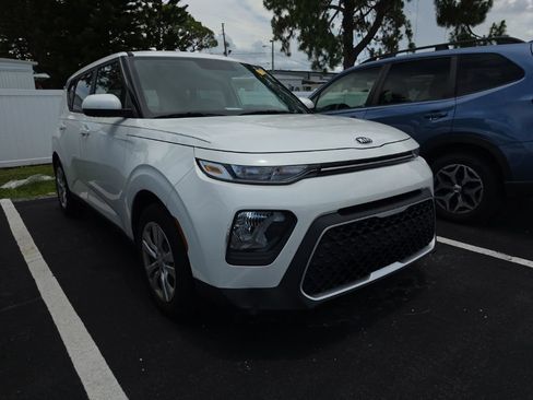 Certified 2021 Kia Soul LX FWD image 1