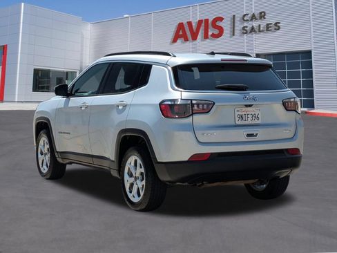 Used 2025 Jeep Compass Latitude w/ Sun & Sound Group AWD/4WD image 9