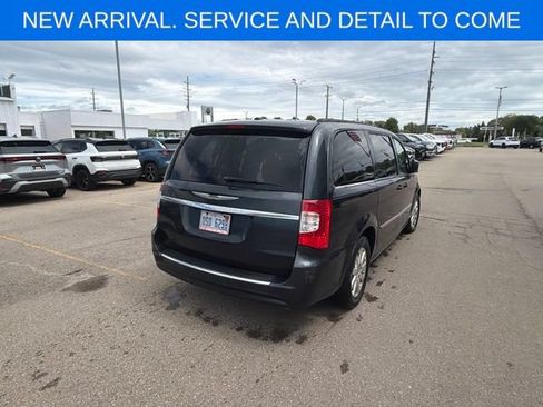 Used 2014 Chrysler Town & Country Touring FWD image 7