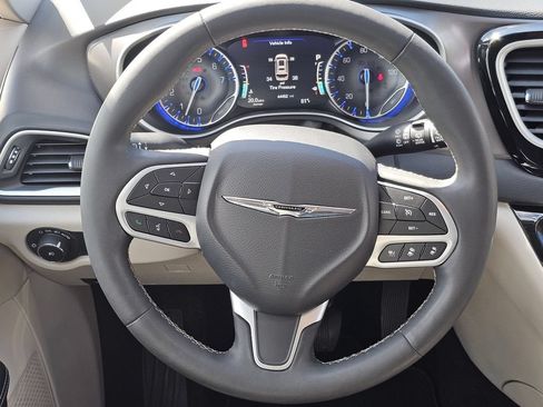 Used 2023 Chrysler Pacifica Touring-L FWD image 16